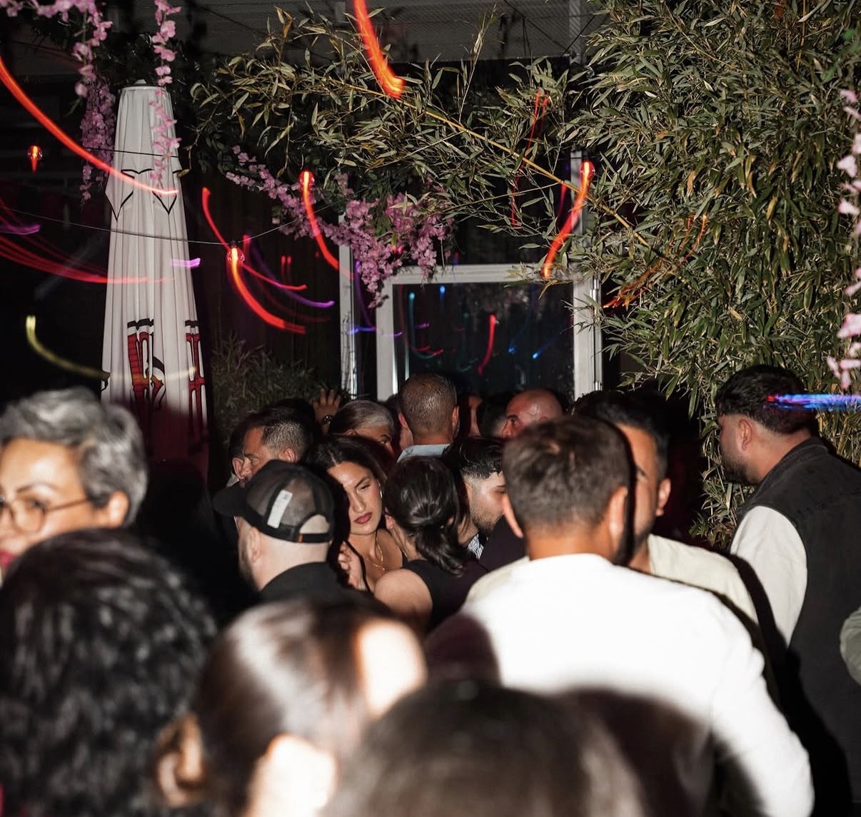 Qube Crowd unter Lichtspuren